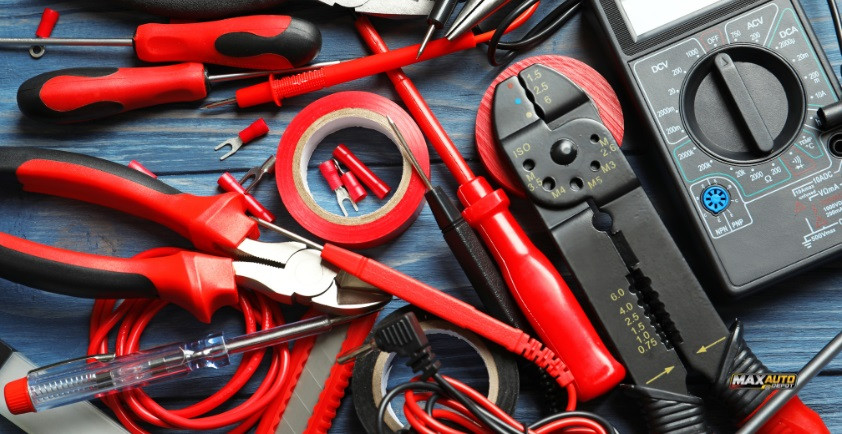 difference between hand tools and power tools