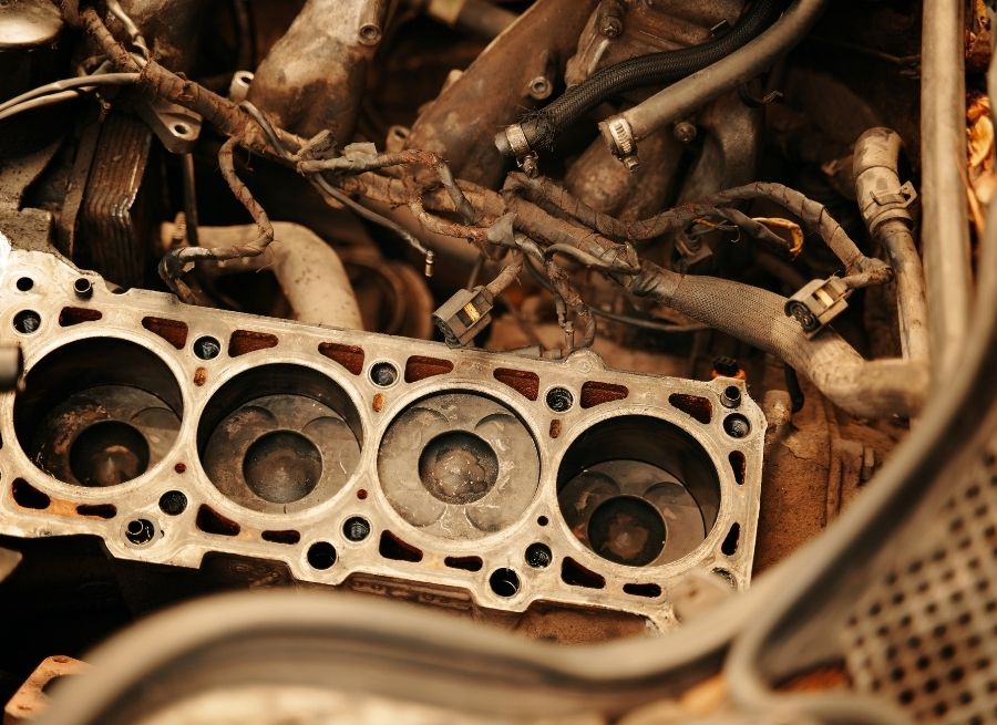 can oil leak from the head gasket