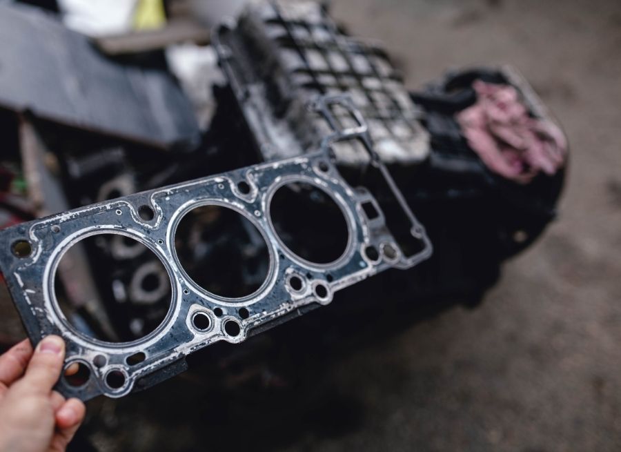 can oil leak from the head gasket